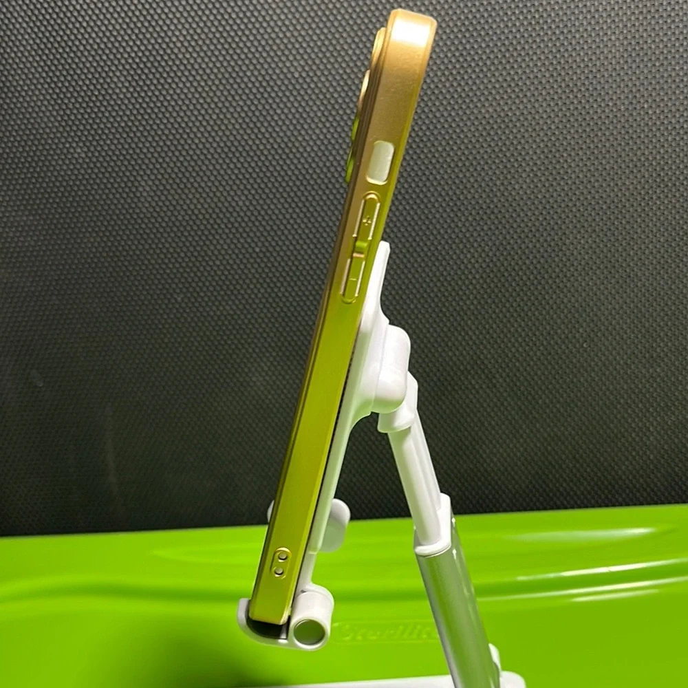 iPhone14 Max Pro Apple Gold iPhone Cover Sleek Design